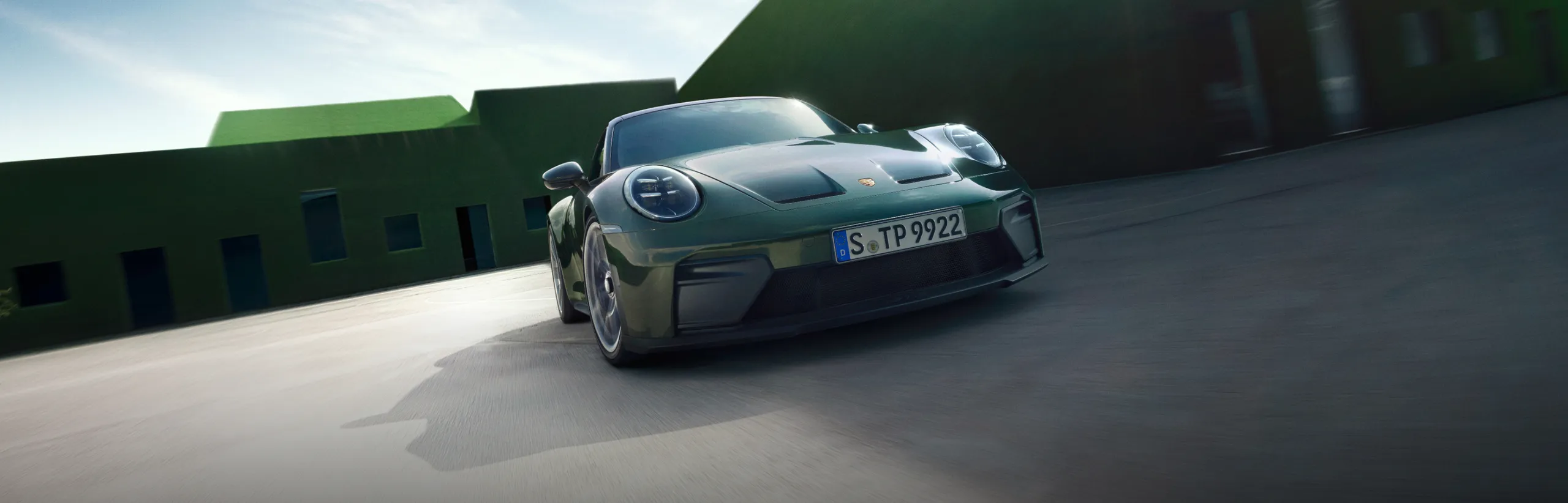 橡树绿 Neo 金属漆保时捷 911 GT3 with Touring Package 前视图和侧视图。