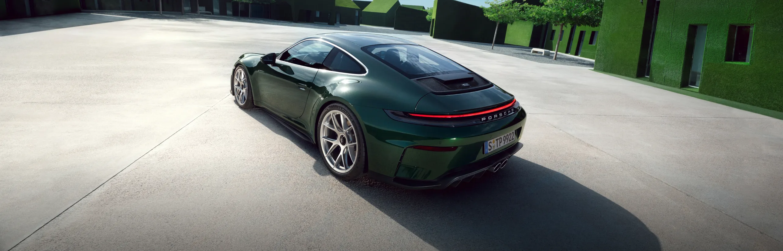 橡树绿 Neo 金属漆保时捷 911 GT3 with Touring Package 侧面俯视图。