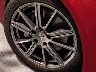 保时捷 Panamera 4 行政版纯色车型配备Turbo轮毂。