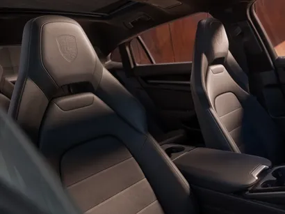 保时捷 Panamera 4 行政版纯黑色真皮内饰。