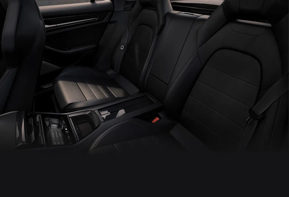 Porsche Panamera Turbo E-Hybrid interior: view of the rear seats in the rear.