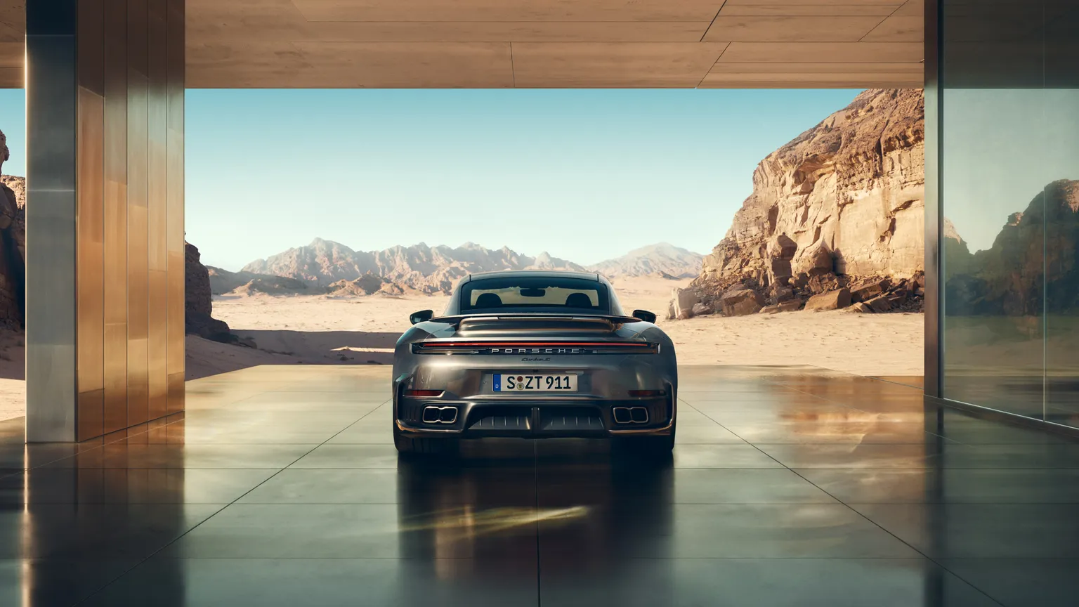 银钒灰金属漆保时捷 911 Turbo S 的车尾视图