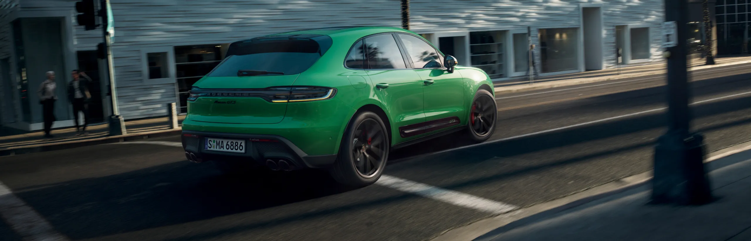 穿行在城市中的巨蟒绿保时捷 Macan GTS。后侧视图