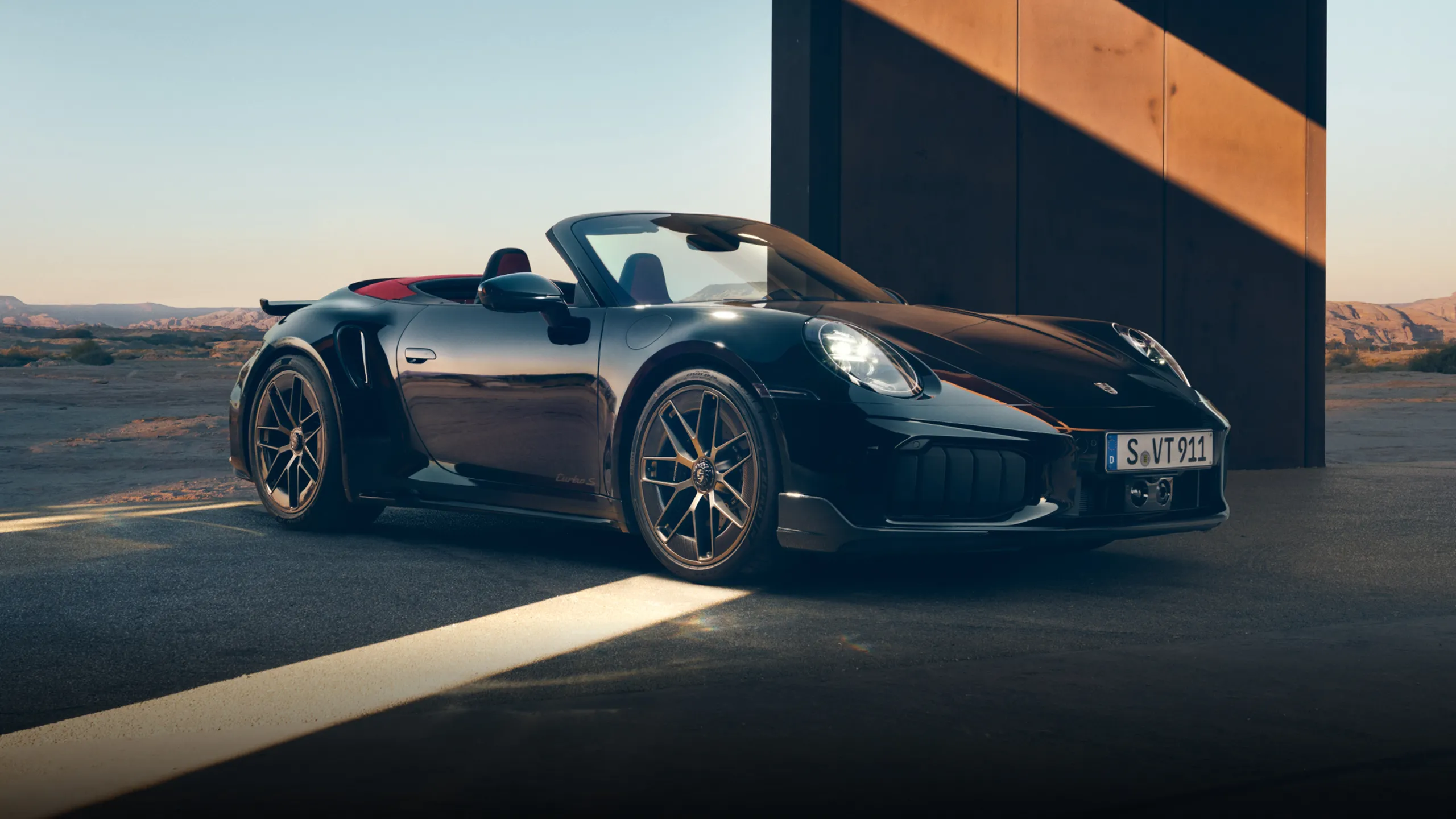 黑玉色金属漆保时捷 911 Turbo S Cabriolet 的侧视图。