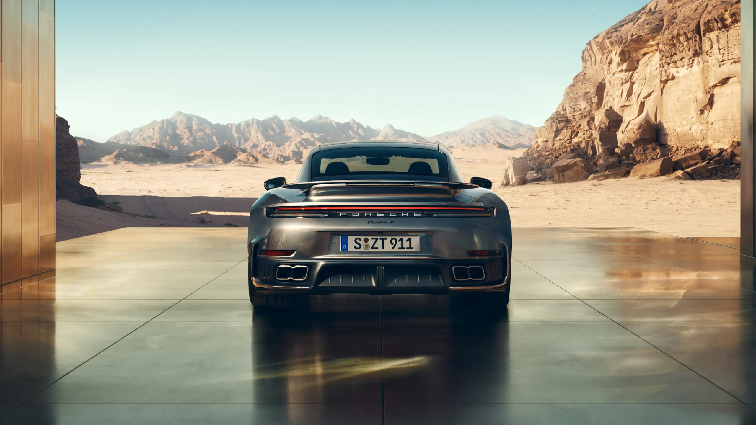 视频展示了银钒灰金属漆保时捷 911 Turbo S。