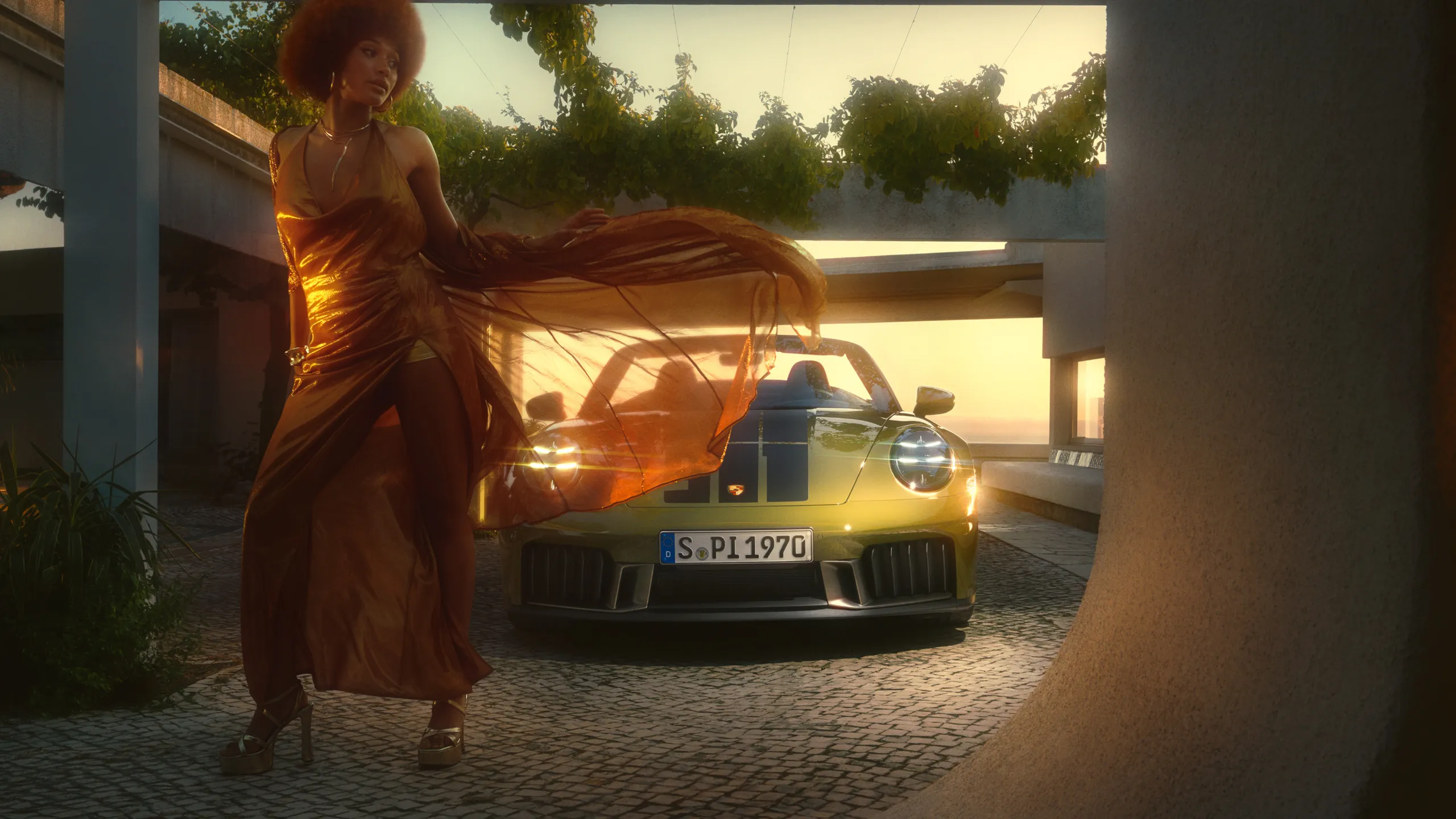 图片从侧面和正面展示 GT 银金属漆保时捷 911 Turbo 50 周年纪念版车型