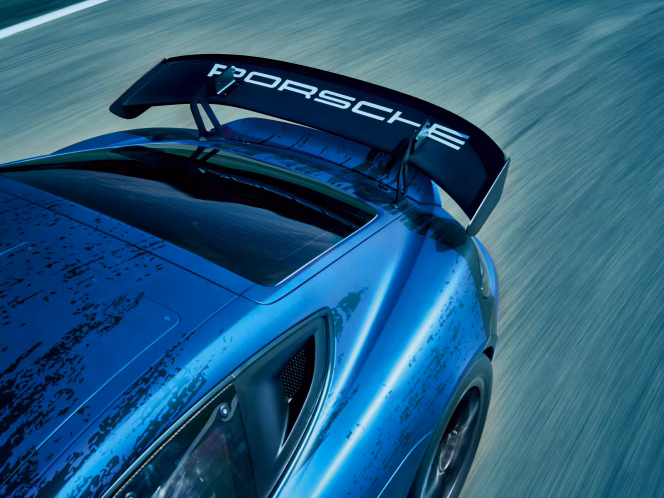 Detailansicht des Heckflügels beim Porsche 718 Cayman GT4 RS Clubsport.