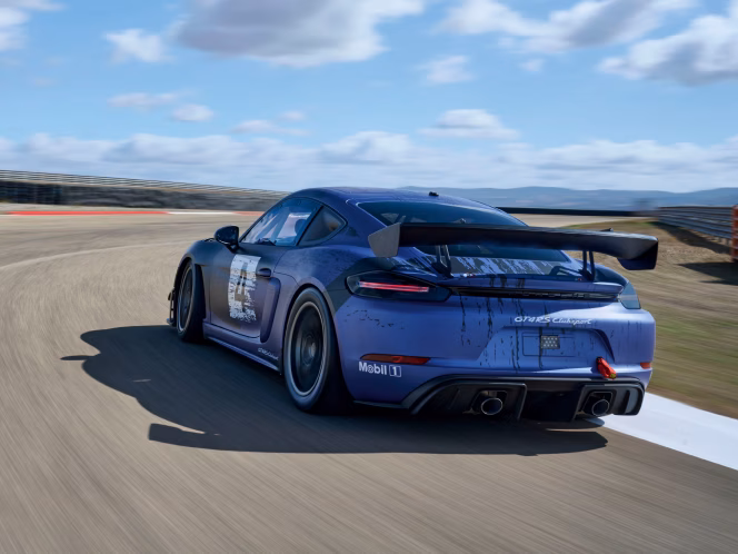 Porsche 718 Cayman GT4 RS Clubsport fährt auf Rennstrecke. Blick auf das Heck.