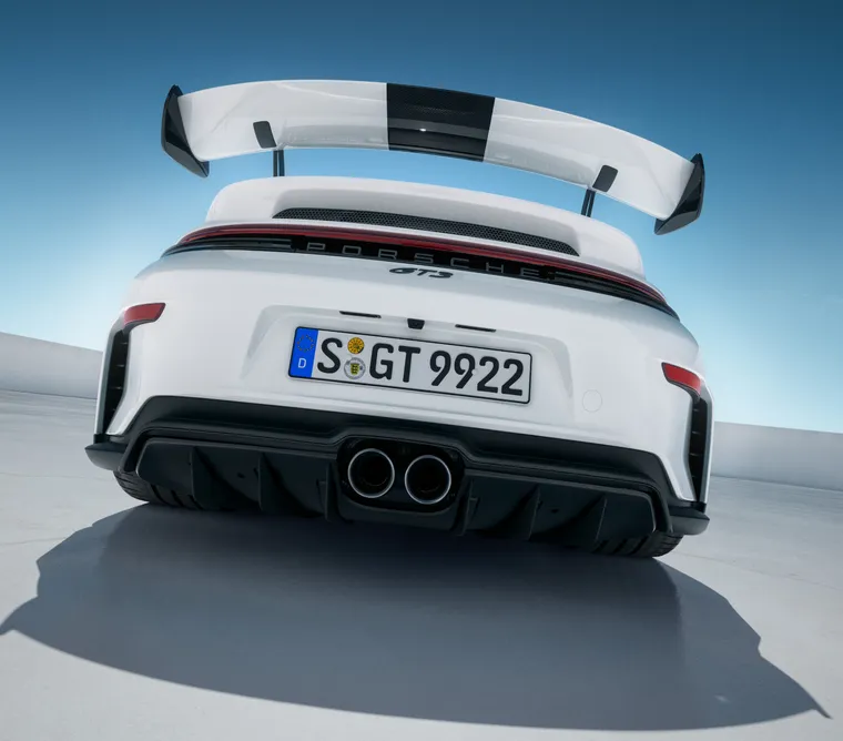搭载魏斯阿赫组件的白色保时捷 911 GT3 后视图。
