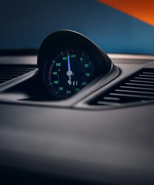 配备 Heritage Design 组件的保时捷 911 Turbo 50 周年纪念版车型中保时捷 Sport Chrono 计时器的特写 