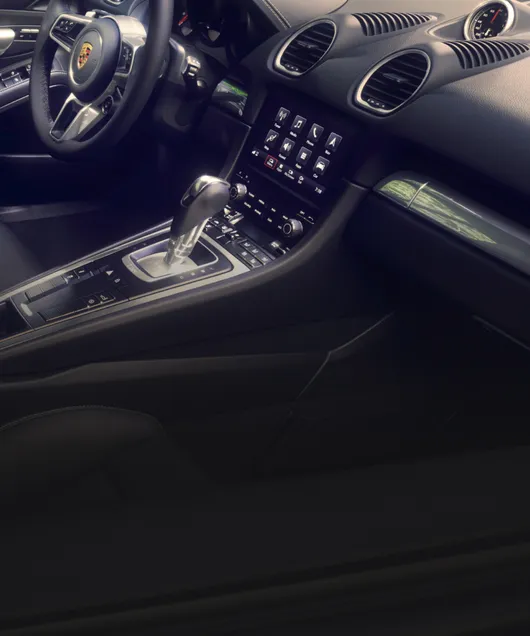 Porsche 718 Cayman Style Edition interior: View of the cockpit with Black leather upholstery.