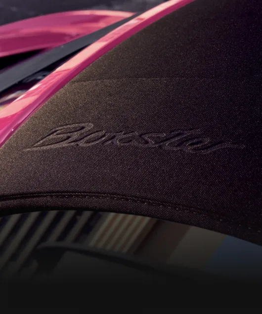 星光宝石红 Neo 保时捷 718 Boxster Style Edition 的压花黑色软篷特写