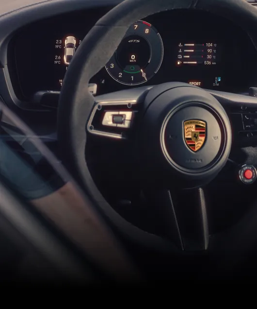 保时捷 911 Carrera GTS 的内饰方向盘和仪表组或曲面显示屏细节图