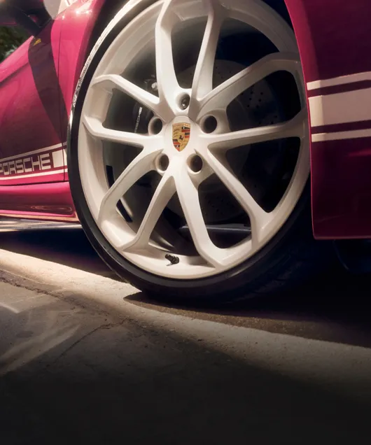 配备白色对比色组件的星光宝石红 Neo 保时捷 718 Boxster Style Edition 的 20 英寸白色涂漆 718 Spyder 车轮细节图