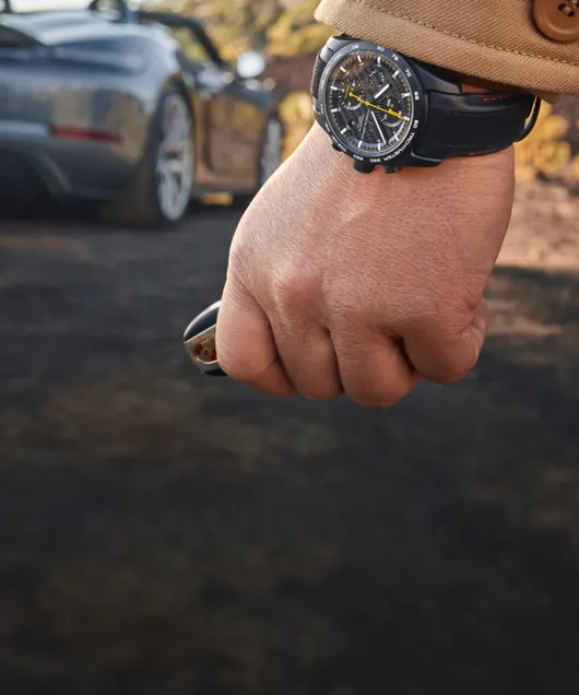 佩戴在手腕上的 Porsche Design 计时手表细节图。