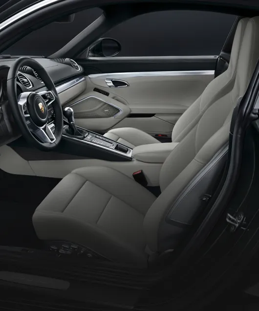 保时捷 718 Cayman 内饰：从打开的驾驶员侧车门望向车内的驾驶舱视图