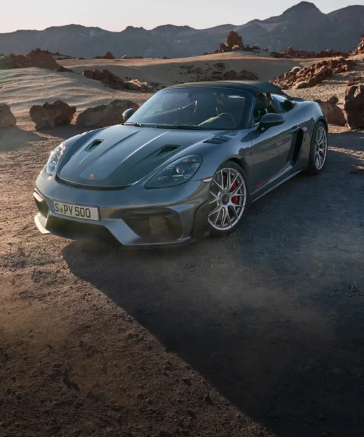 Blick von etwas weiter oben auf Front und Seite des Porsche 718 Spyder RS in Vanadiumgraumetallic.