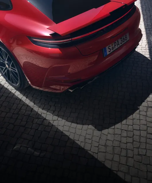 胭脂红保时捷 Panamera GTS 的自适应 4 向后扰流板