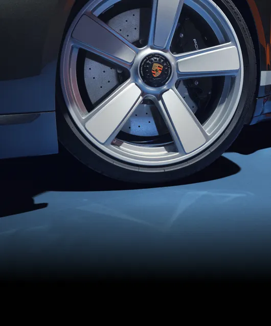 配备 Heritage Design 组件的保时捷 911 Turbo 50 周年纪念版车型亮银色和白色涂漆 Sport Classic 车轮的细节图 