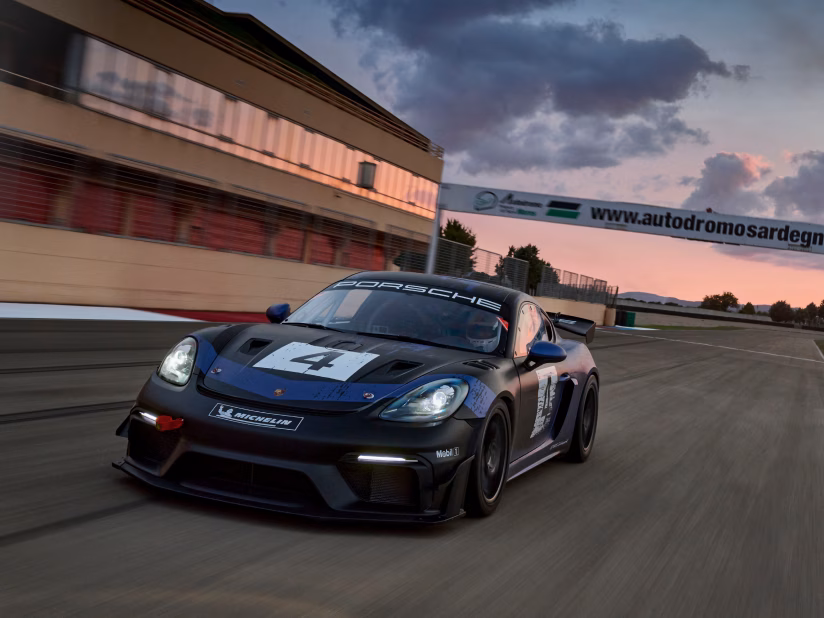 Porsche 718 Cayman GT4 RS Clubsport fährt auf Rennstrecke. Blick auf Front.