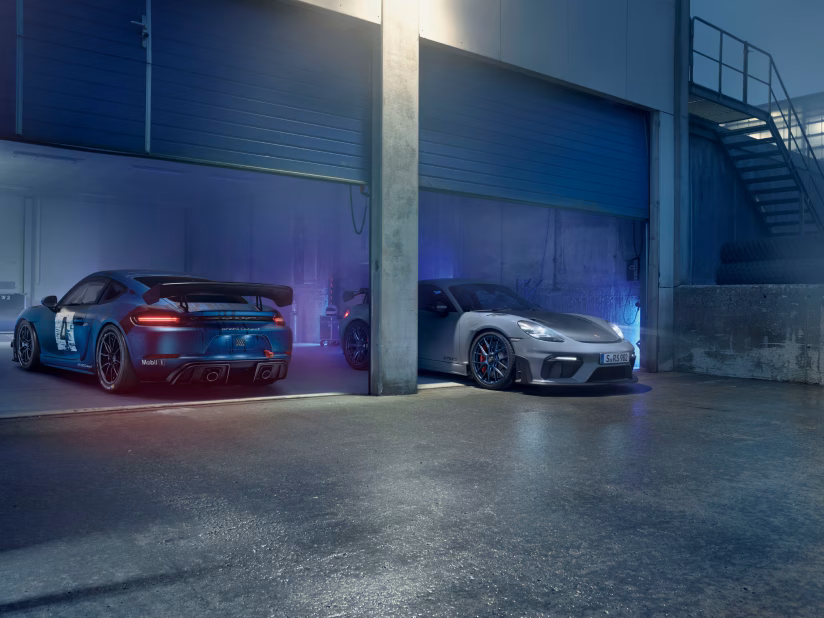 Porsche 718 Cayman GT4 RS Clubsport neben Porsche 718 Cayman GT4 RS in einer Garage.