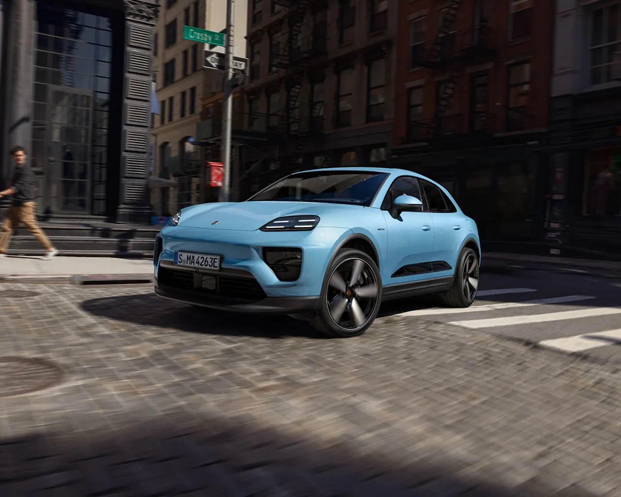 一辆电动保时捷 Macan 在城市场景中行驶。