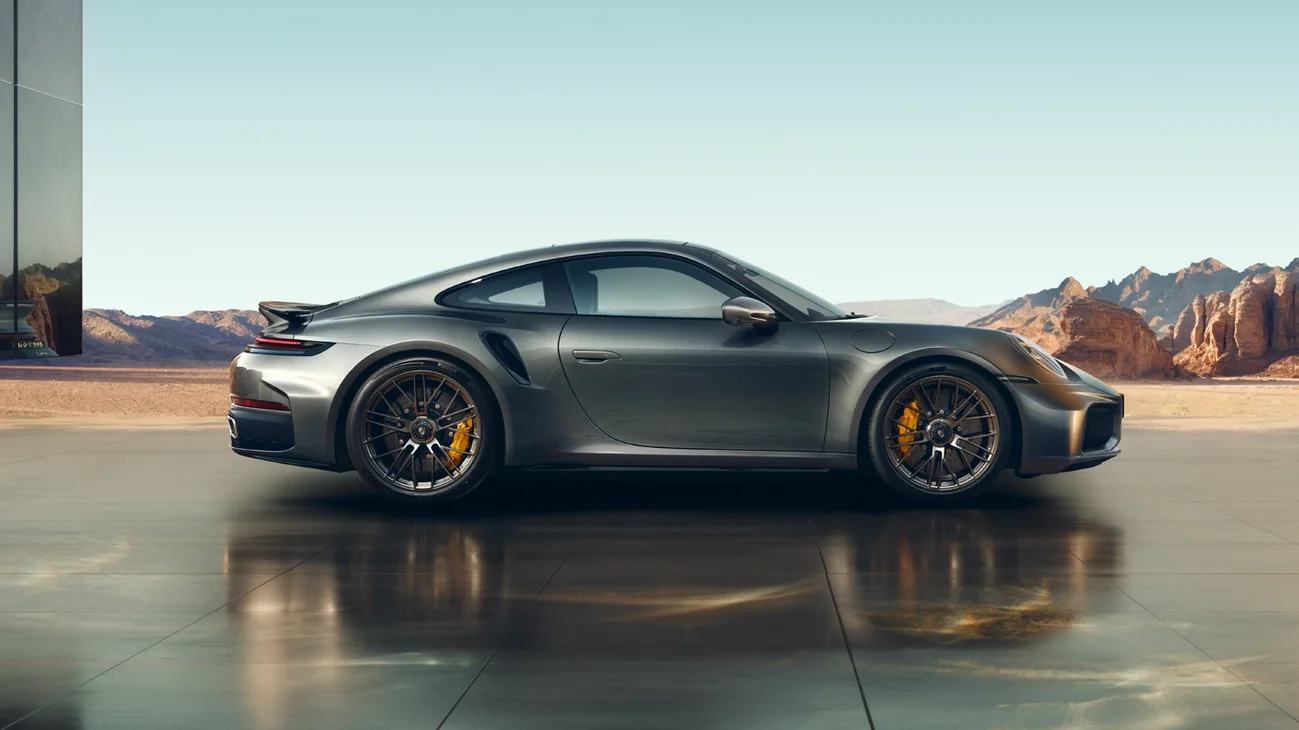 银钒灰金属漆保时捷 911 Turbo S 的车尾视图