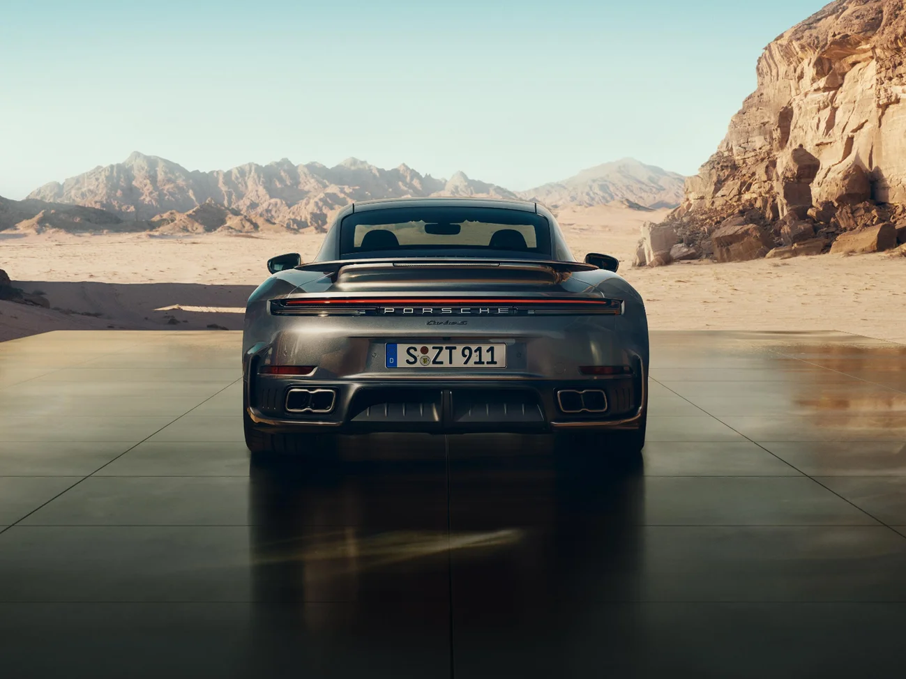 银钒灰金属漆保时捷 911 Turbo S 的车尾视图