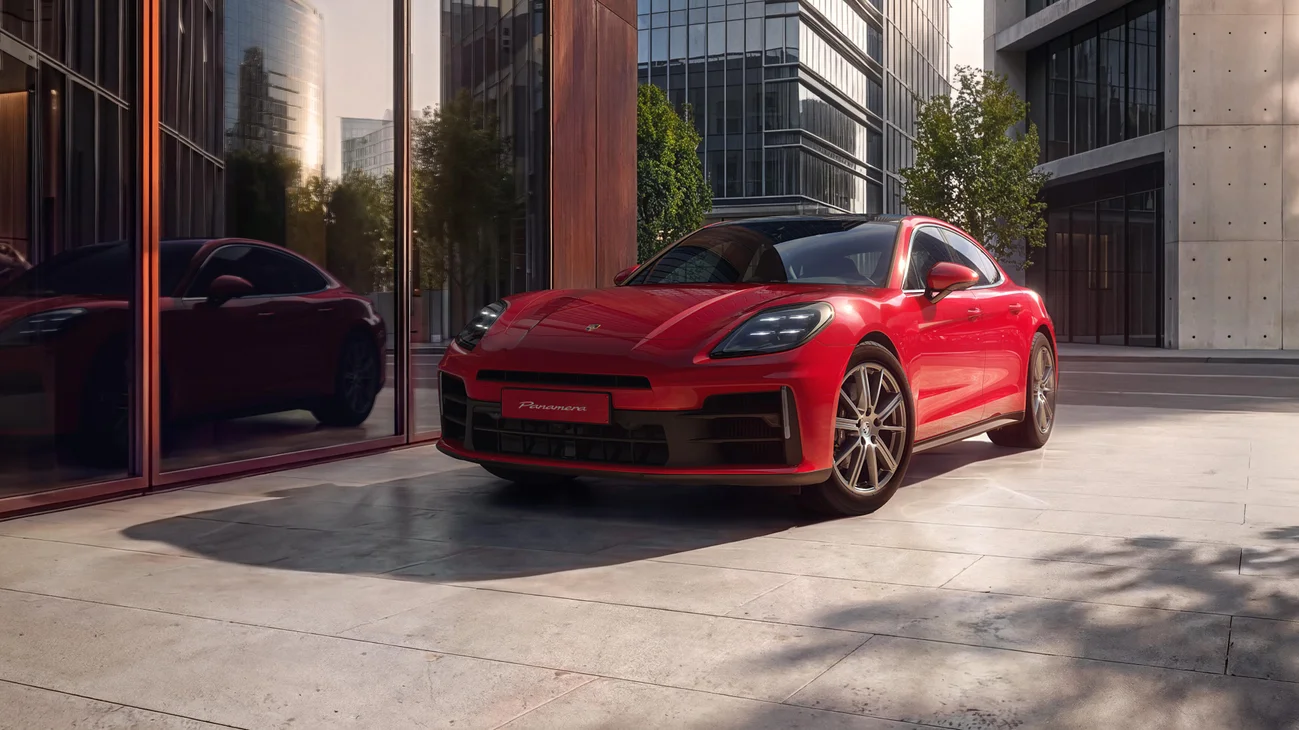 一量红色 Panamera 尽享版停在高楼间的空地中。
