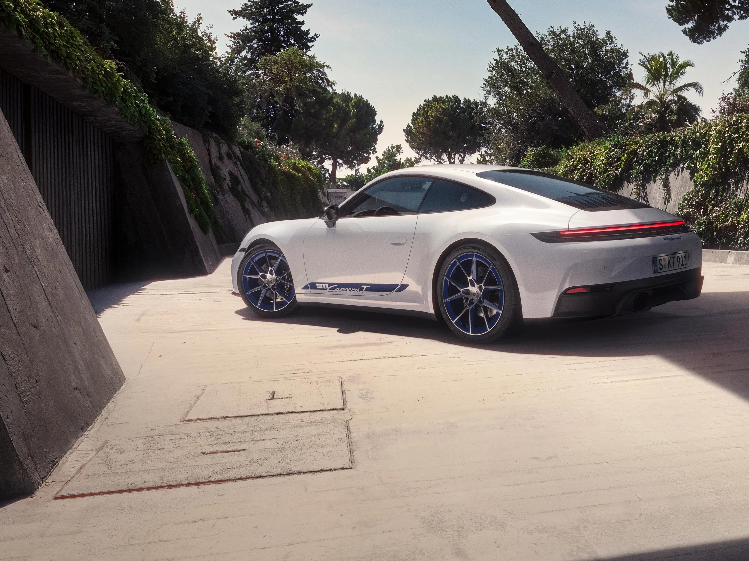 Porsche 911 Carrera T in White. Side view.