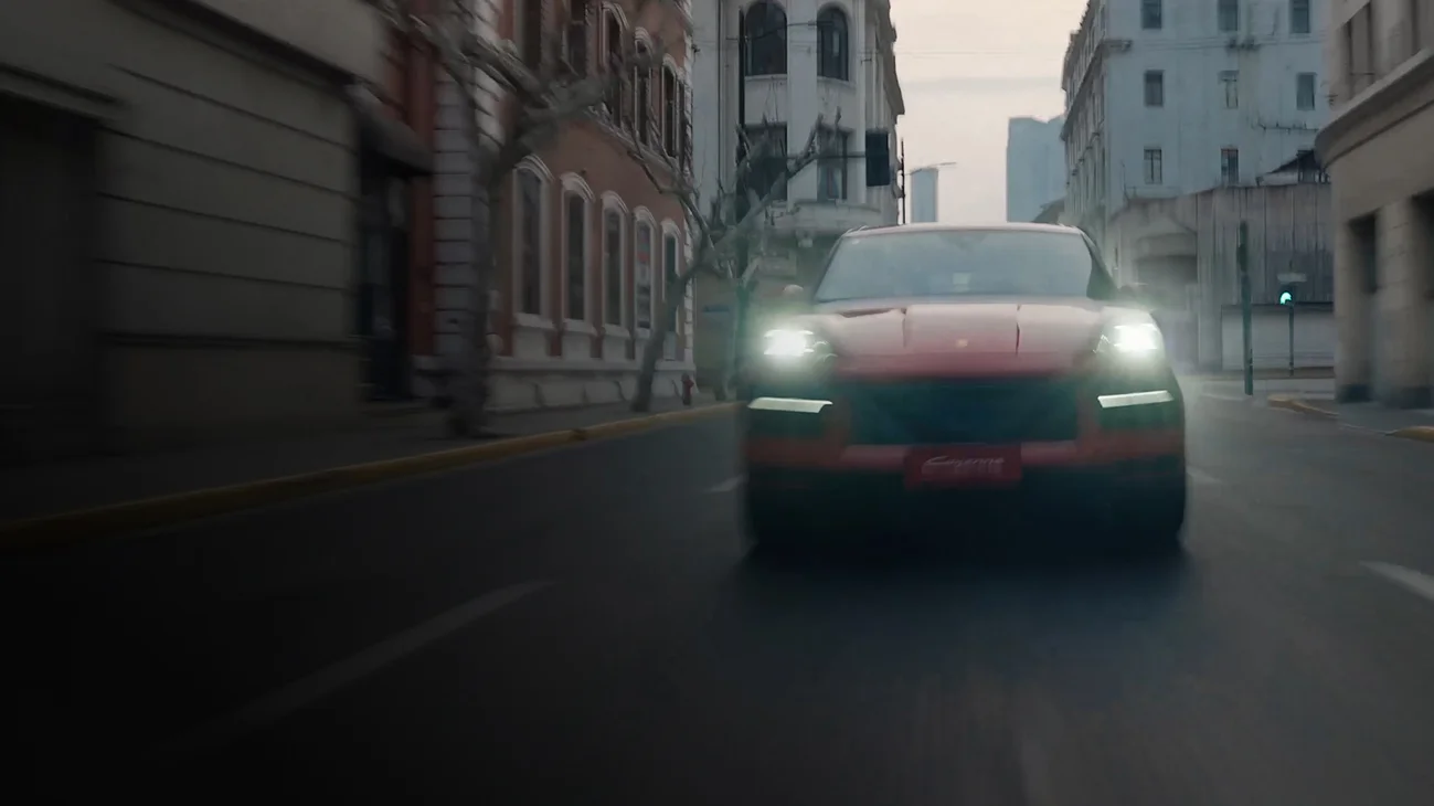 胭脂红保时捷 Cayenne 逐梦版的前视图。