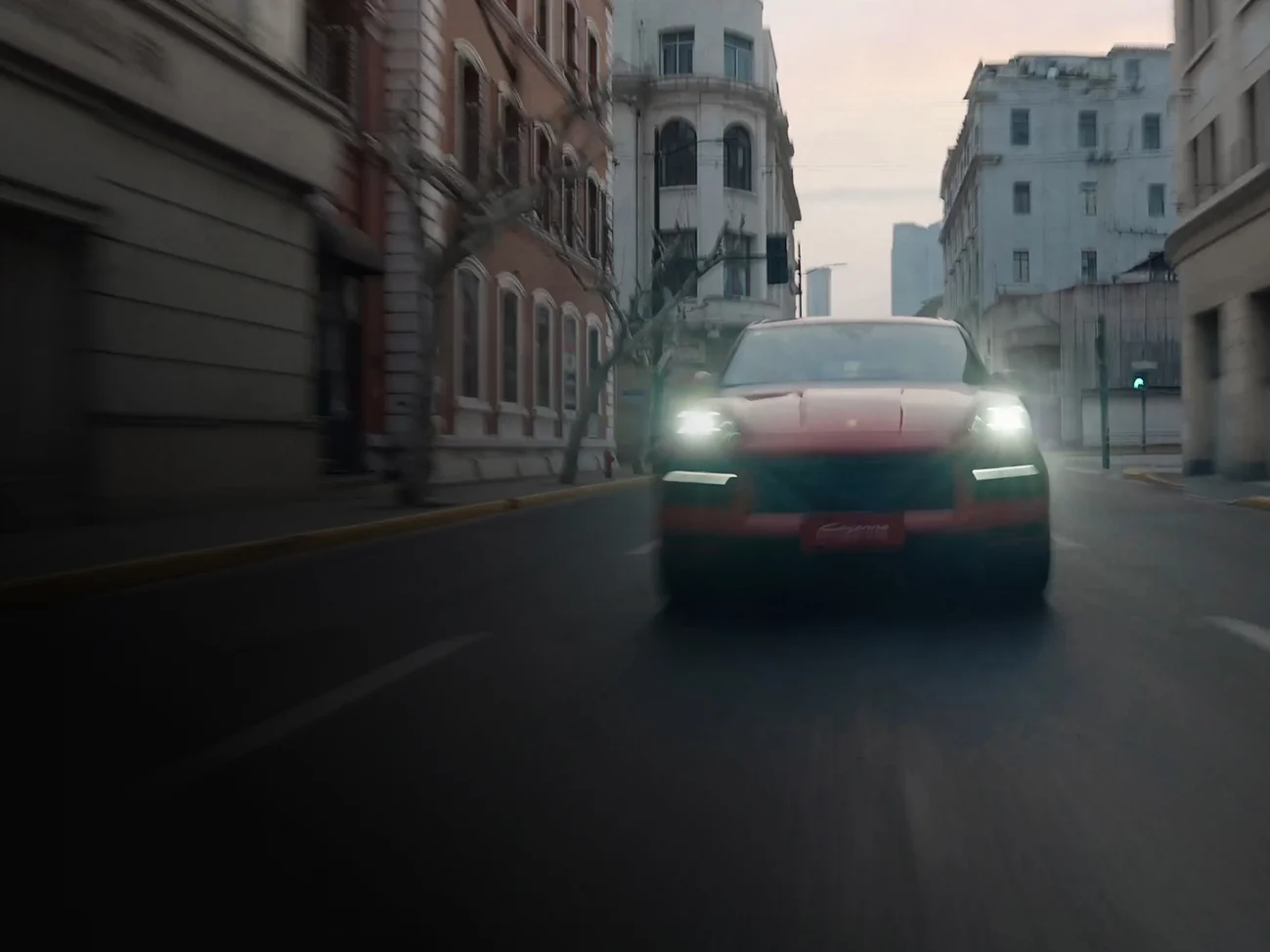 胭脂红保时捷 Cayenne 逐梦版的前视图。